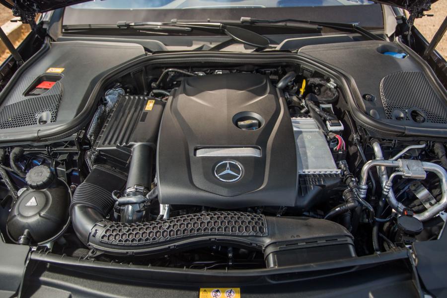 Моторный отсек Mercedes-Benz E300 4Matic AMG Line 2016 года  (фото 24 из 30)